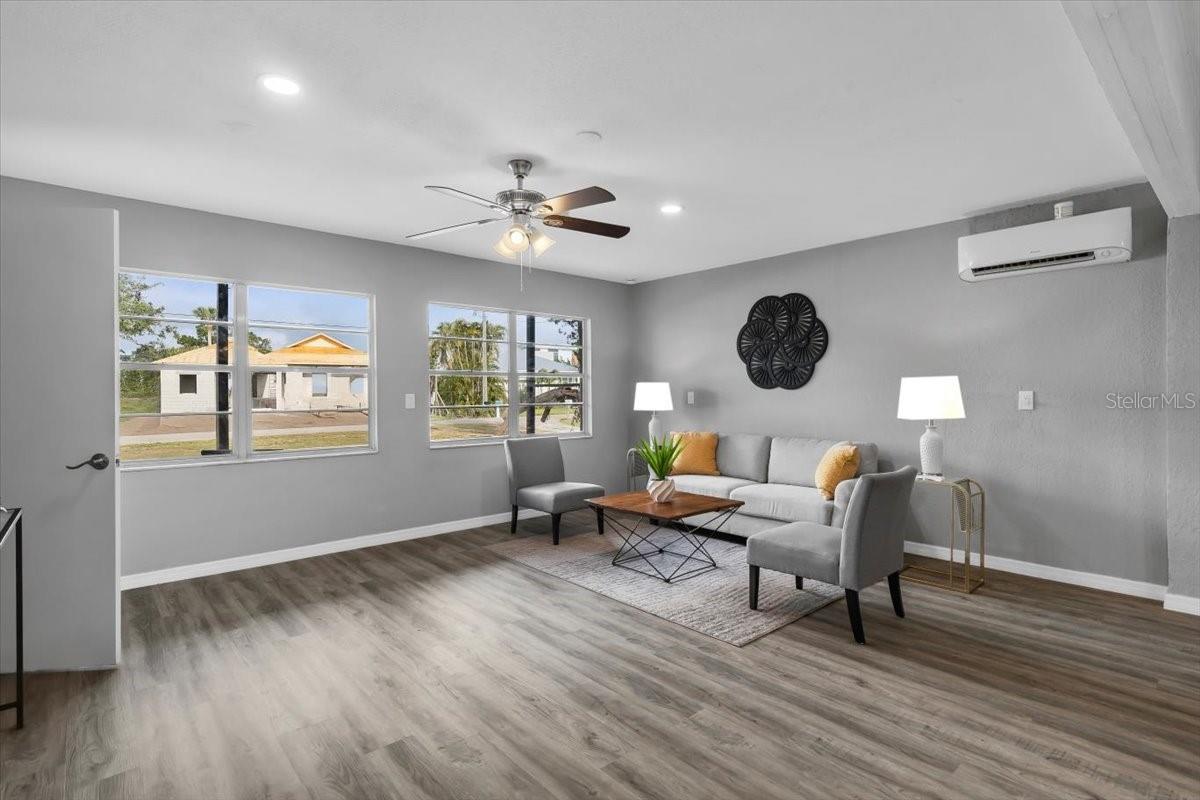 Image 7 of 75 For 824 35th Avenue Drive W