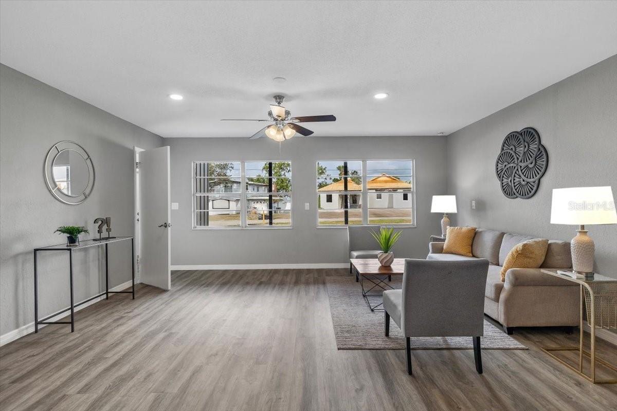 Image 8 of 75 For 824 35th Avenue Drive W