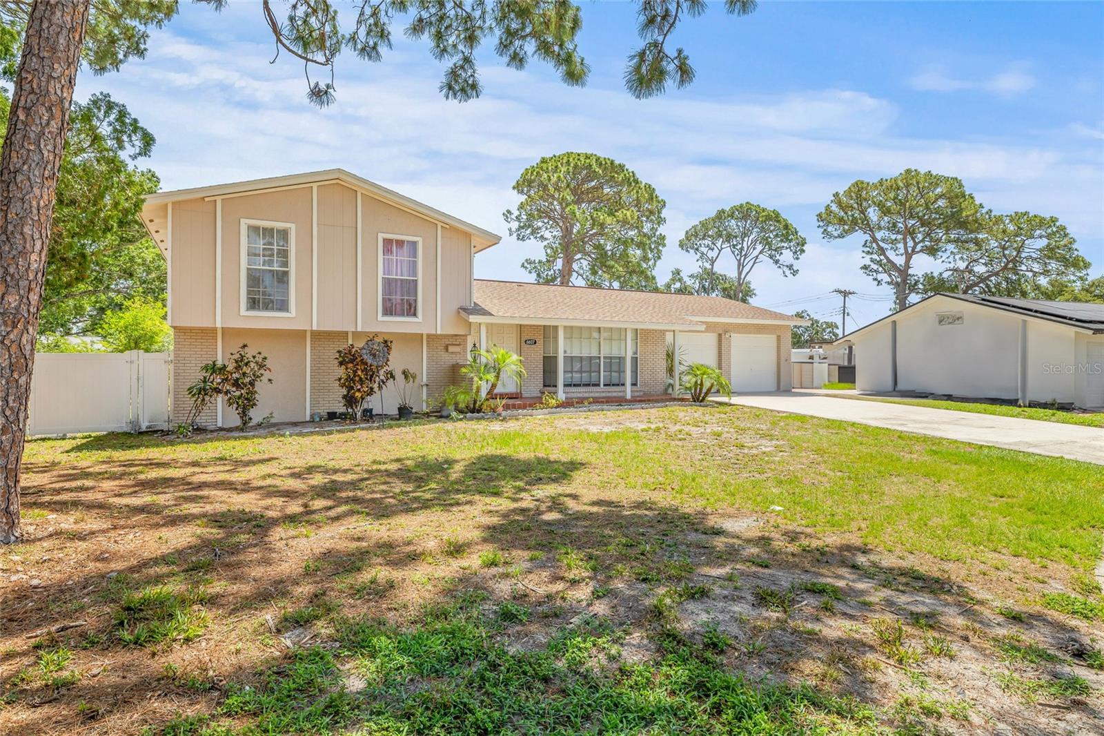 Listing photo id 2 for 6607 Larimer Drive