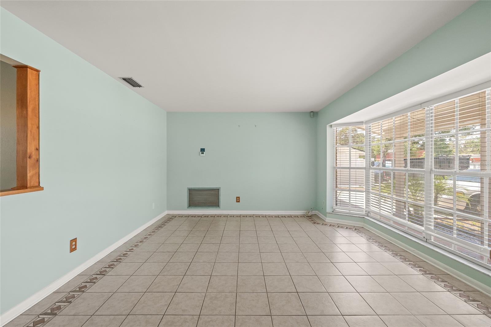 Listing photo id 5 for 6607 Larimer Drive