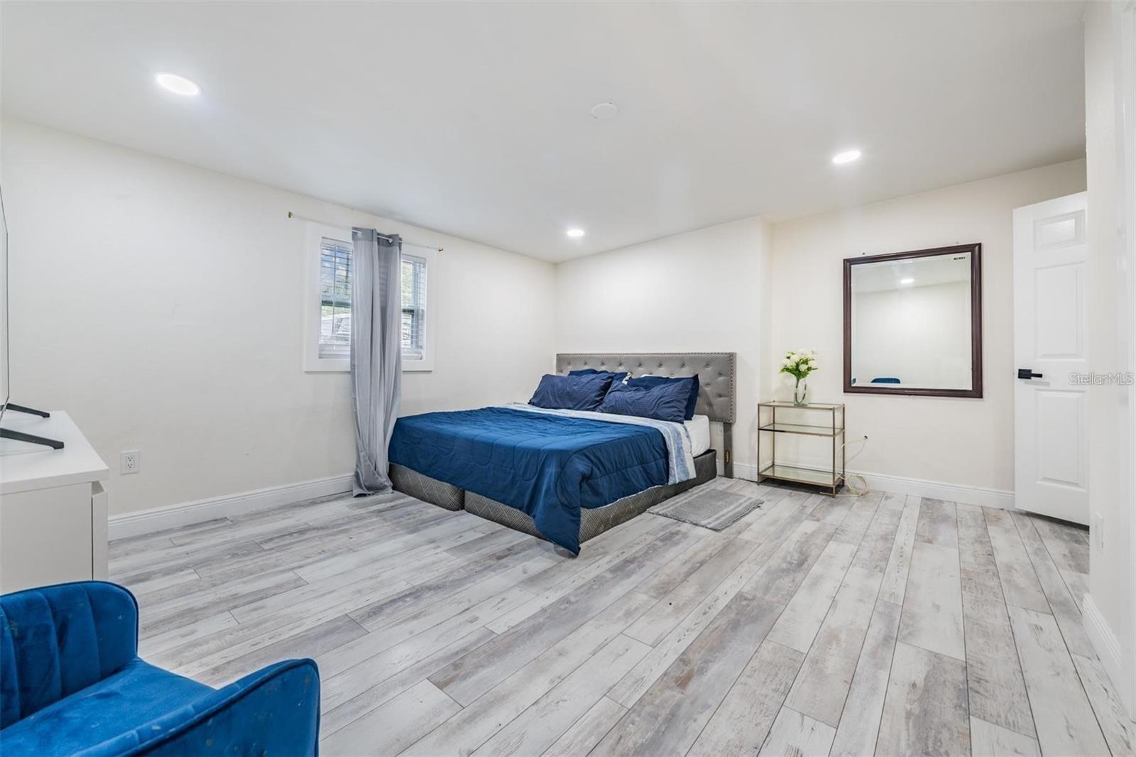 Listing photo id 12 for 1608 Linden Avenue