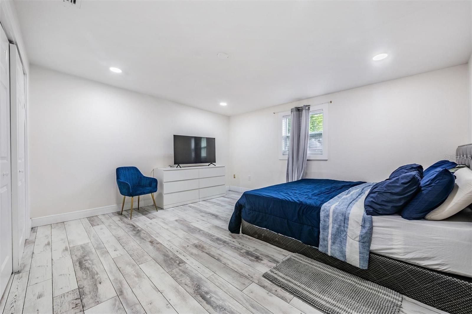 Listing photo id 13 for 1608 Linden Avenue