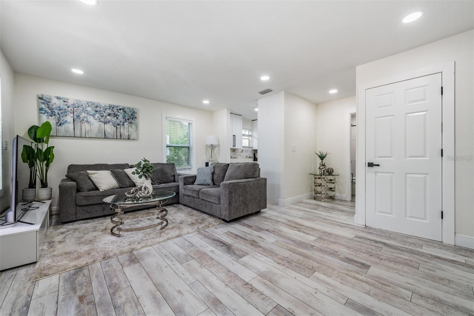 Listing photo id 2 for 1608 Linden Avenue