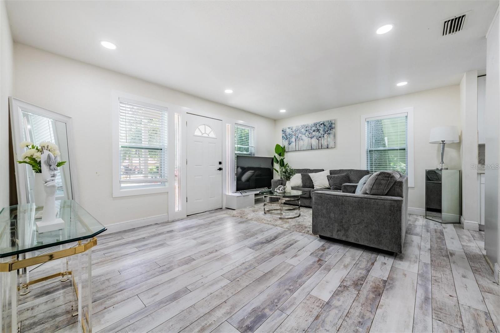 Listing photo id 3 for 1608 Linden Avenue