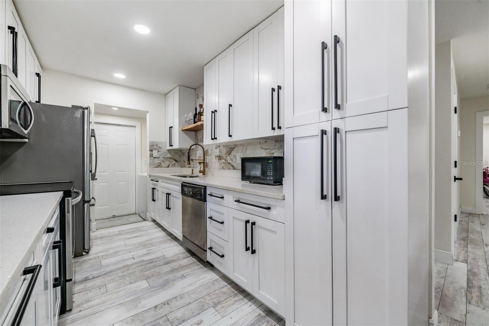 Listing photo id 6 for 1608 Linden Avenue