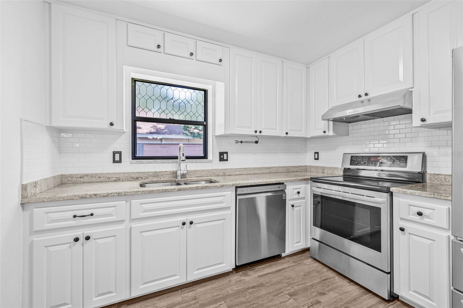 Listing photo id 11 for 9981 58th Street N