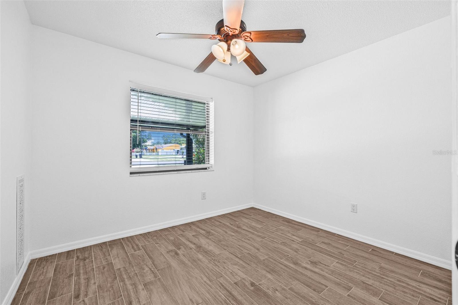 Listing photo id 15 for 9981 58th Street N