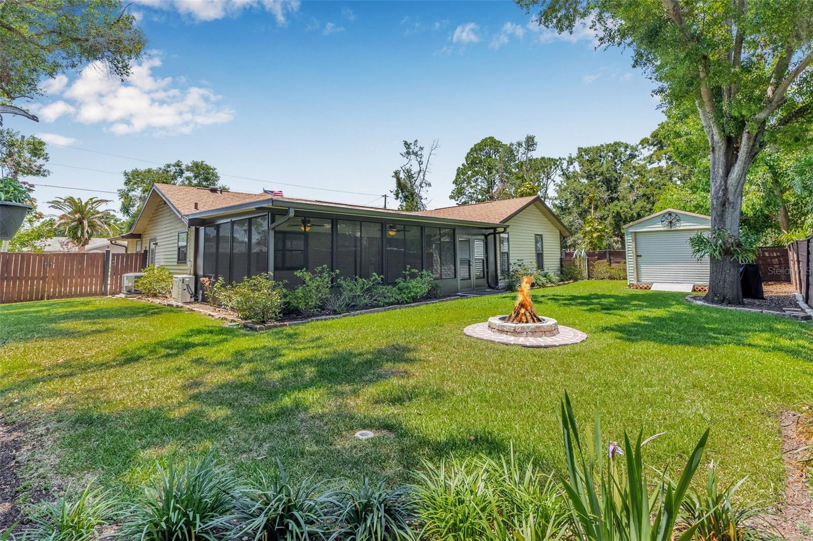 Listing photo id 0 for 9981 58th Street N