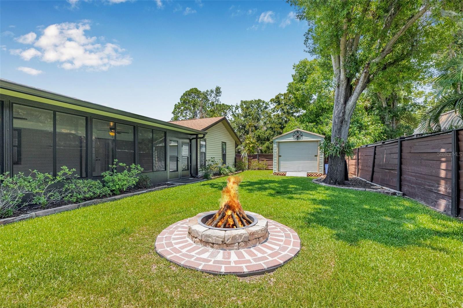 Listing photo id 21 for 9981 58th Street N