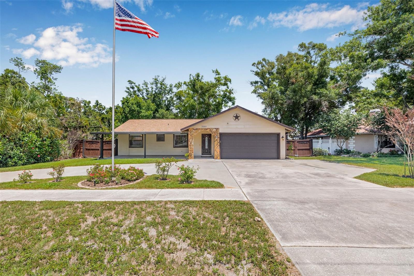 Listing photo id 1 for 9981 58th Street N