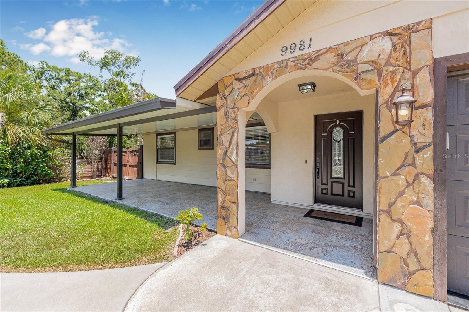 Listing photo id 2 for 9981 58th Street N