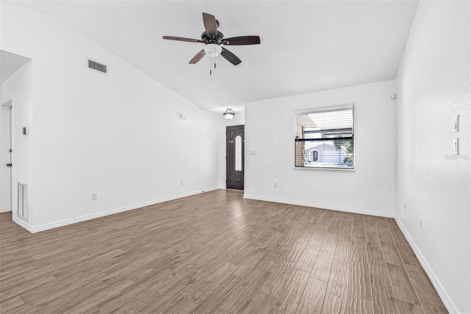 Listing photo id 4 for 9981 58th Street N