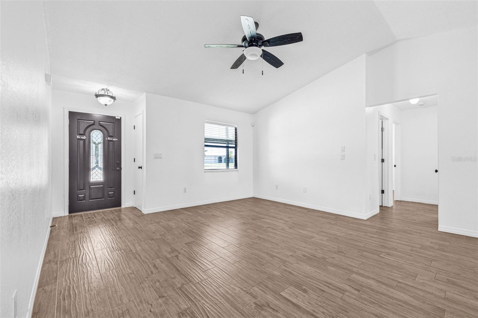 Listing photo id 5 for 9981 58th Street N