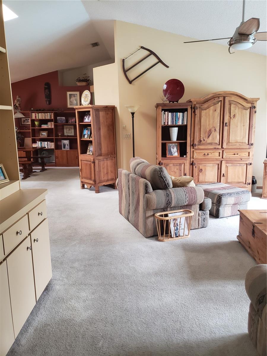 Image 11 of 40 For 625 Fayette Drive S