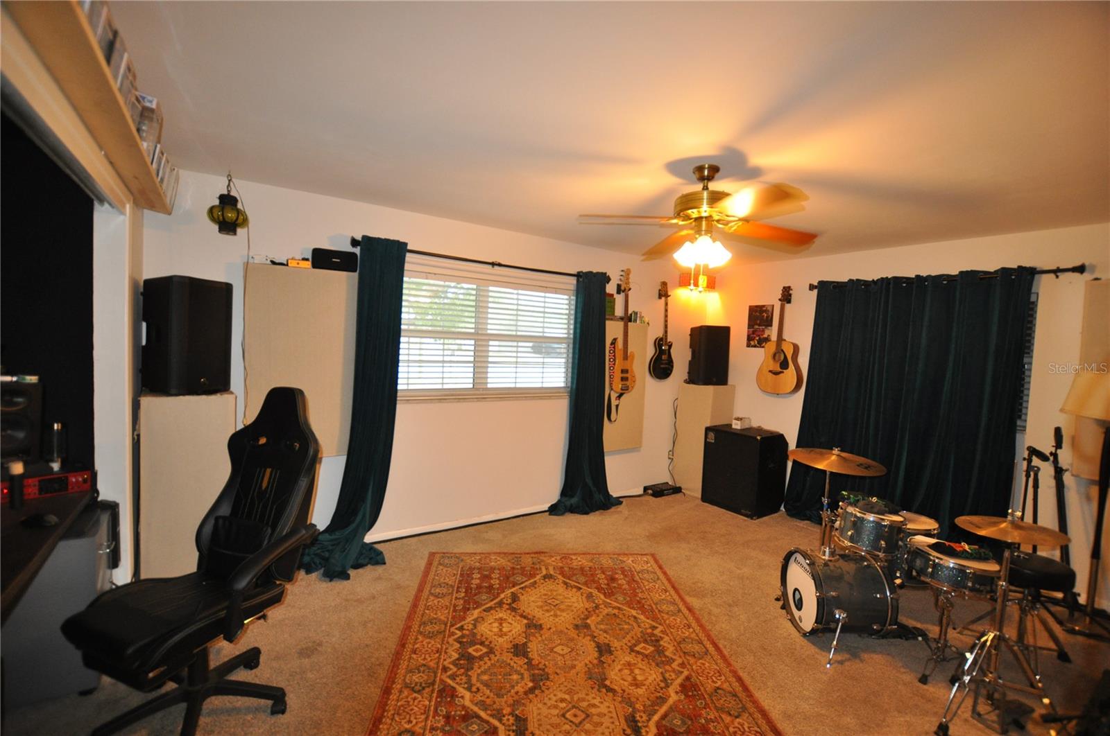 Listing photo id 10 for 411 Debra Drive