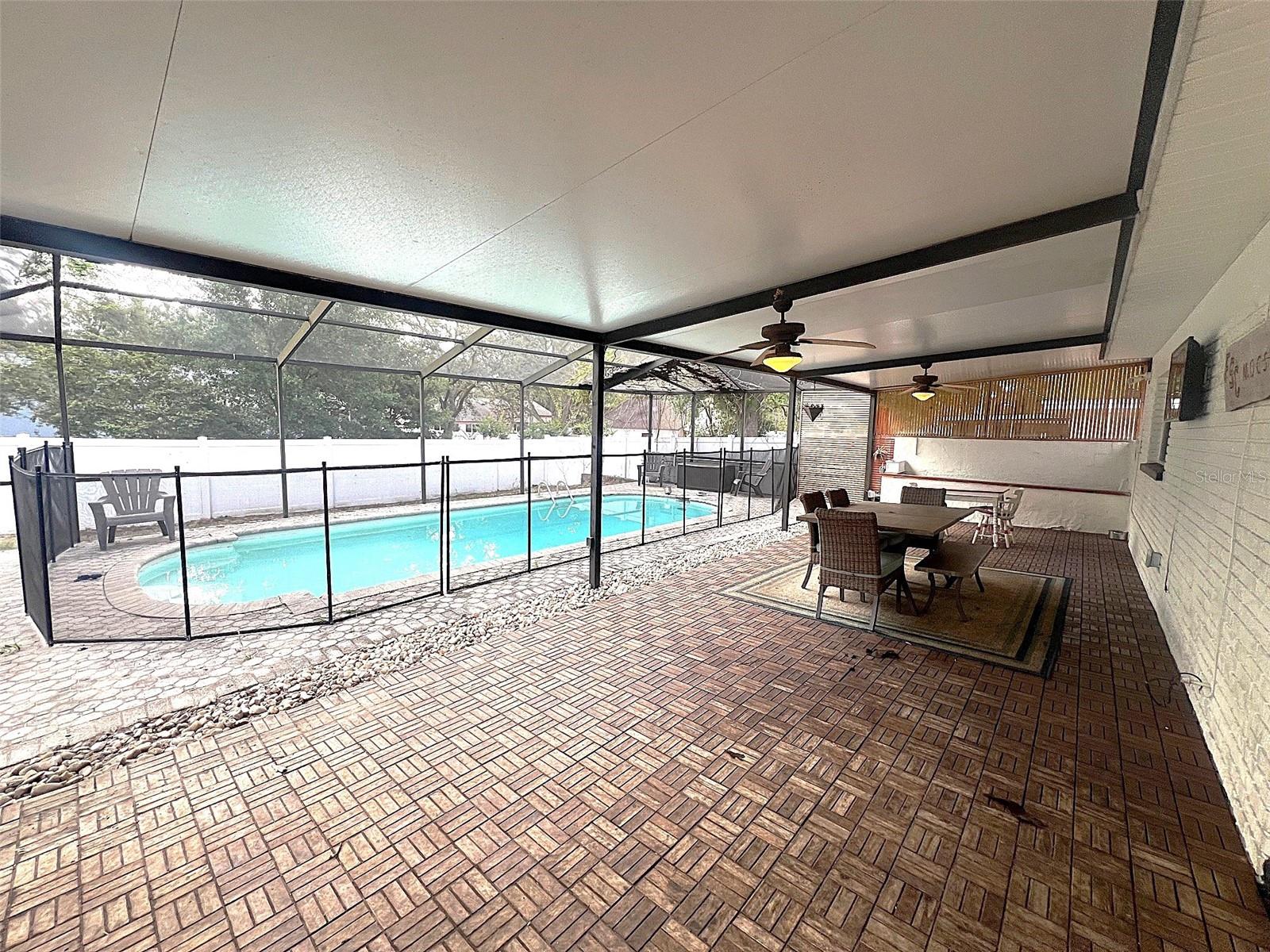 Listing photo id 11 for 411 Debra Drive