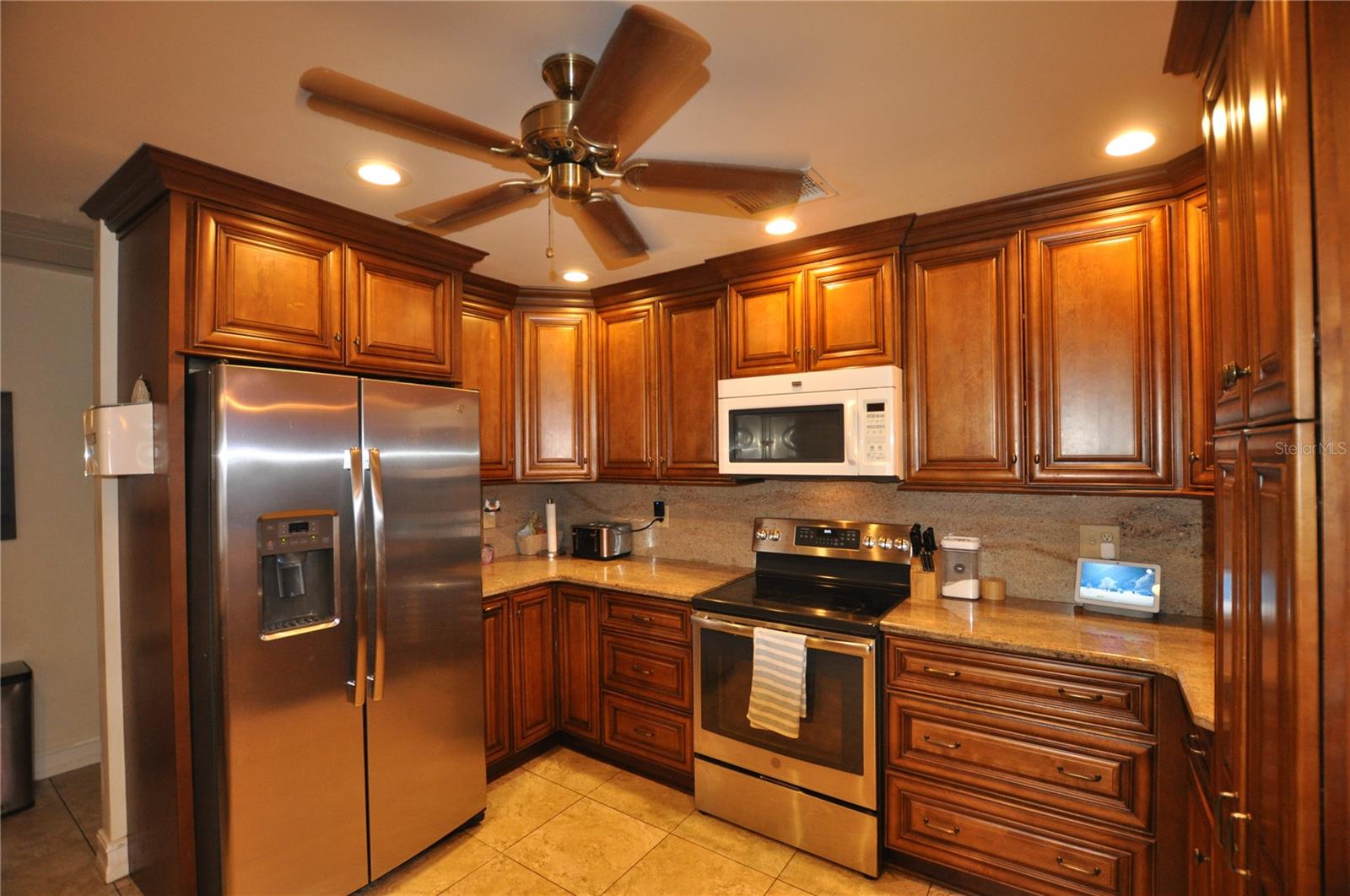 Listing photo id 2 for 411 Debra Drive