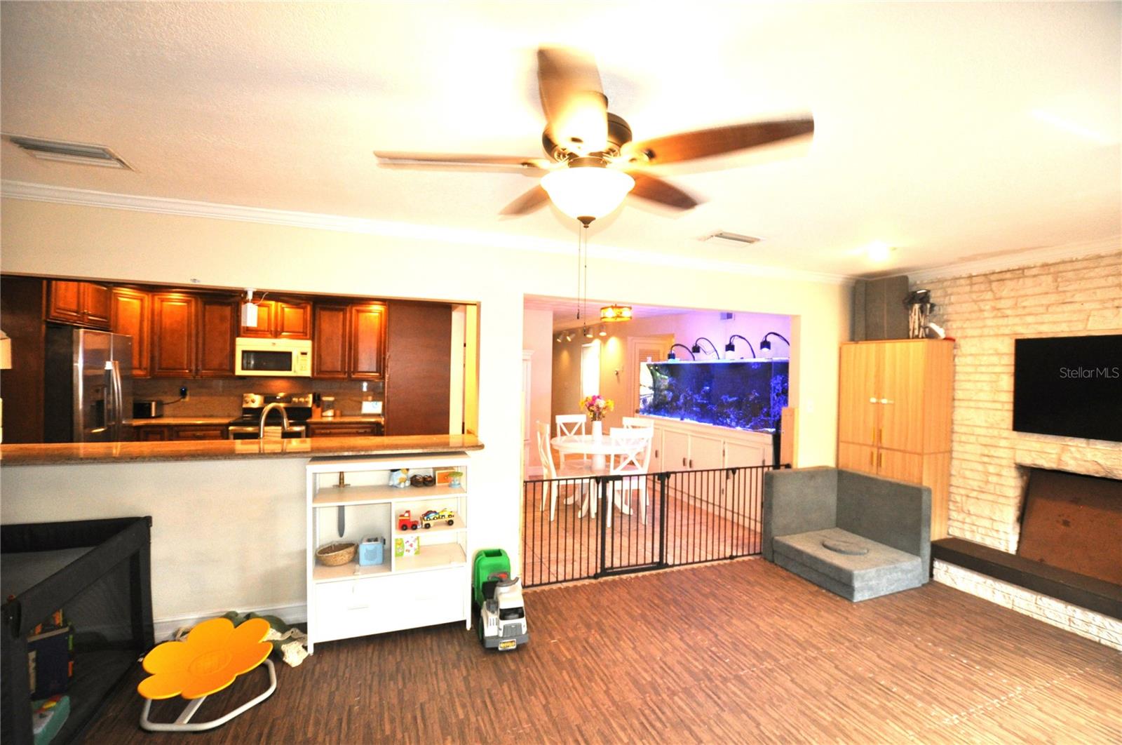 Listing photo id 4 for 411 Debra Drive