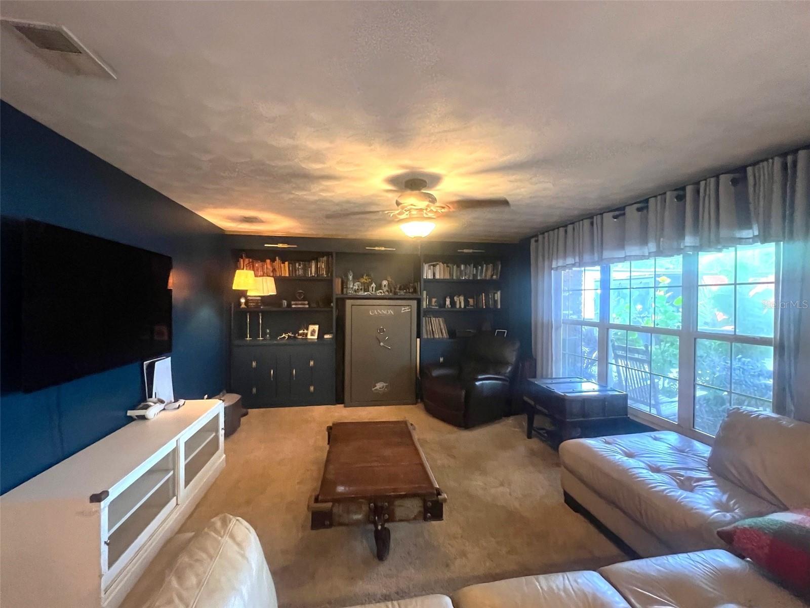 Listing photo id 5 for 411 Debra Drive