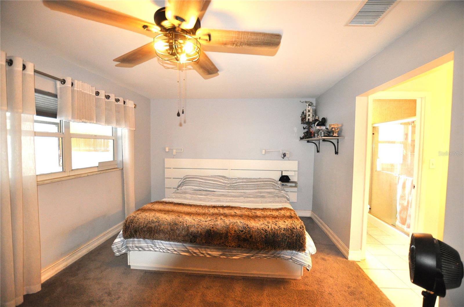Listing photo id 6 for 411 Debra Drive