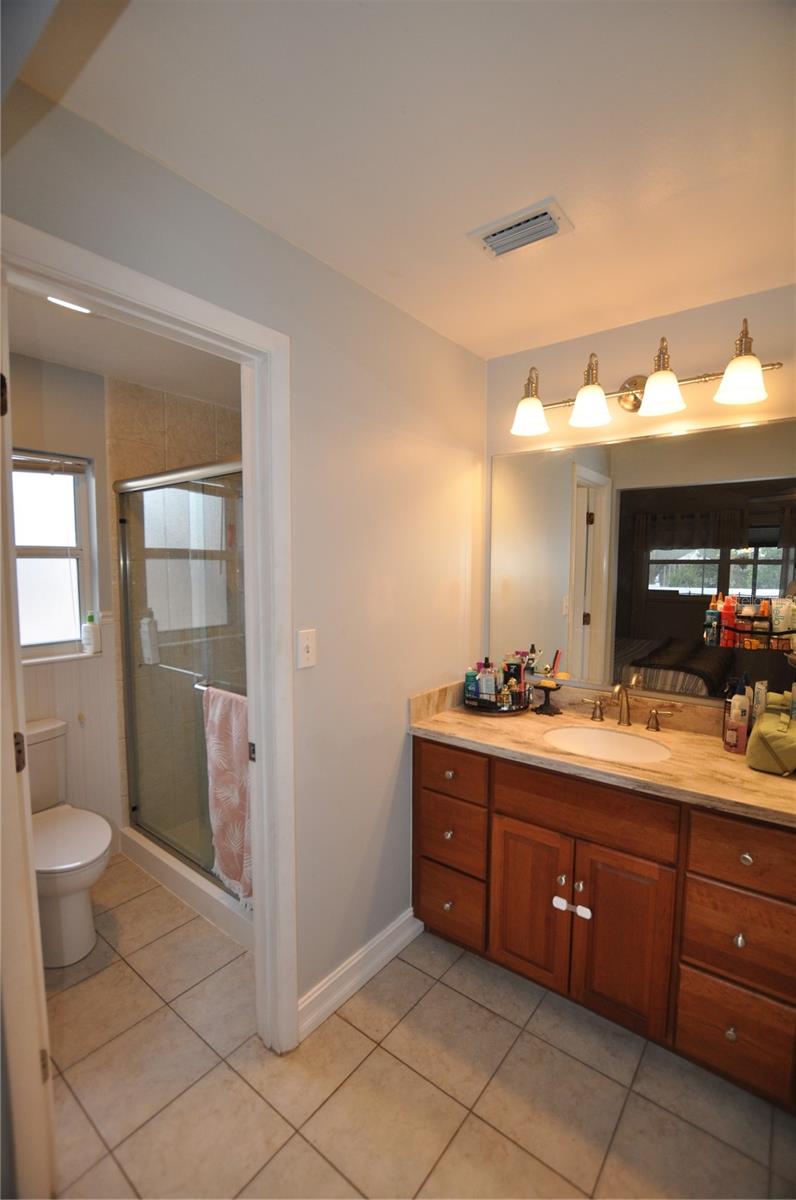 Listing photo id 7 for 411 Debra Drive