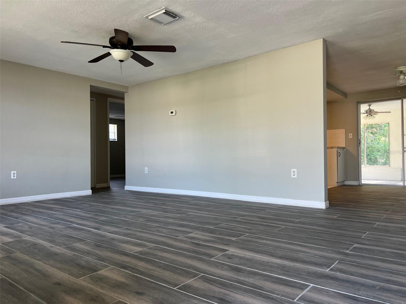 Listing photo id 4 for 7510 Sequoia Drive