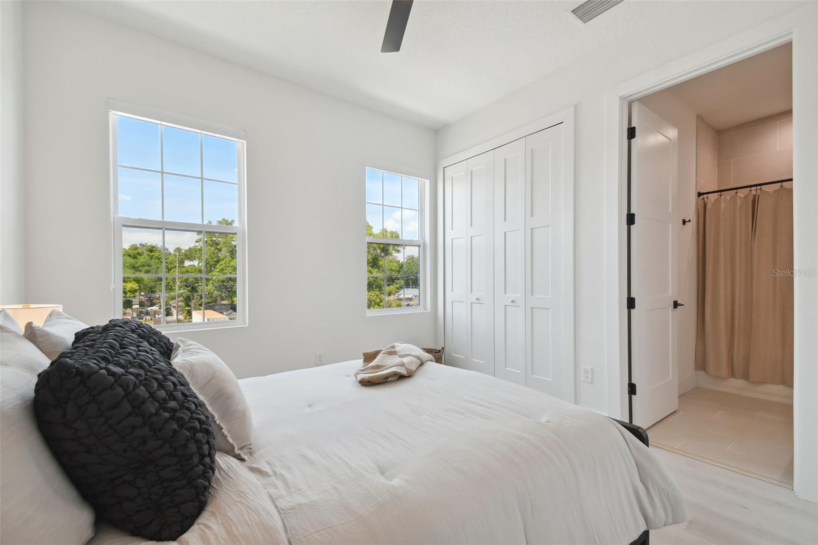 Image 33 of 41 For 2758 5th Avenue S
