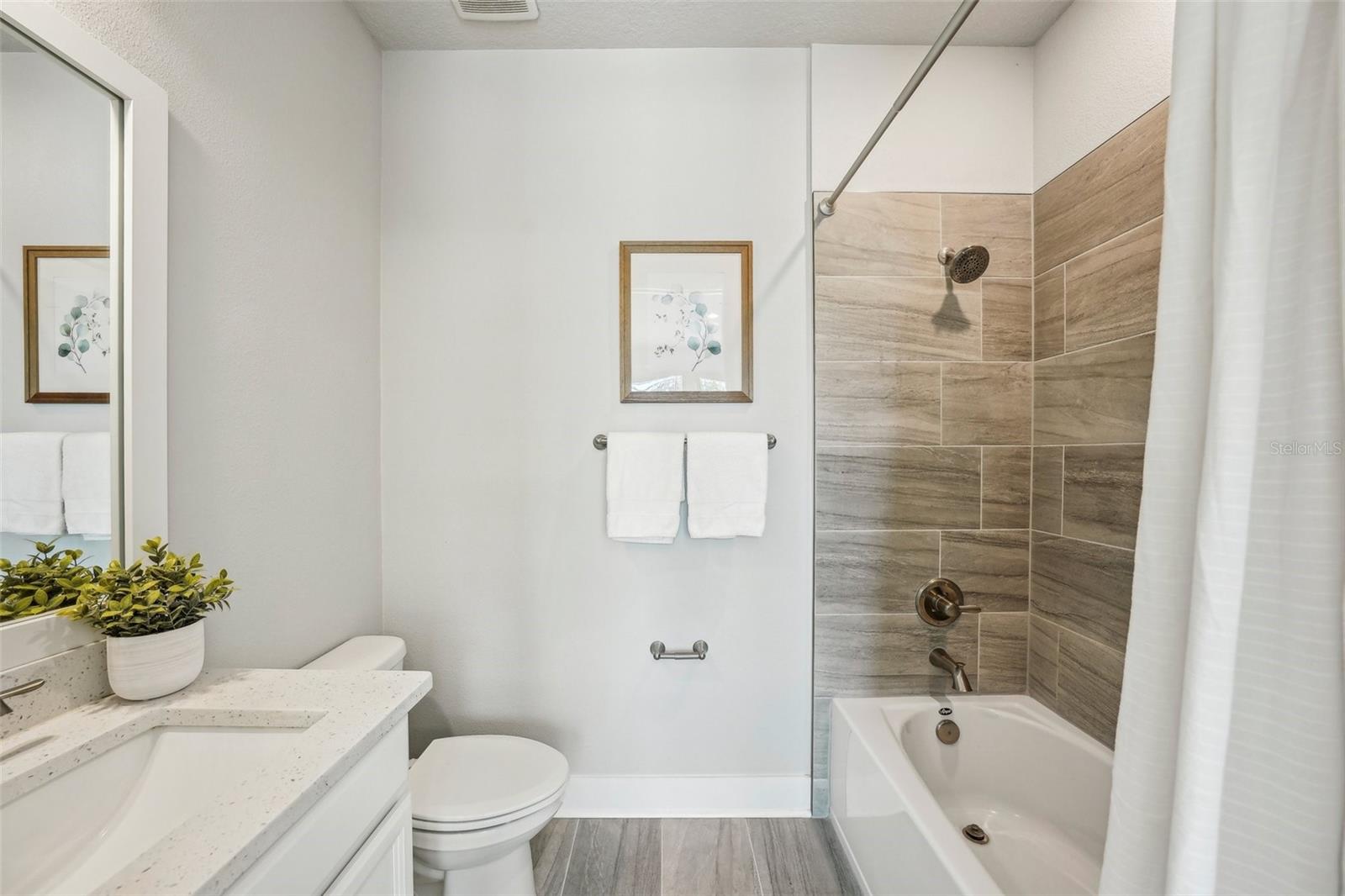 Listing photo id 32 for 2511 Grady Avenue 41