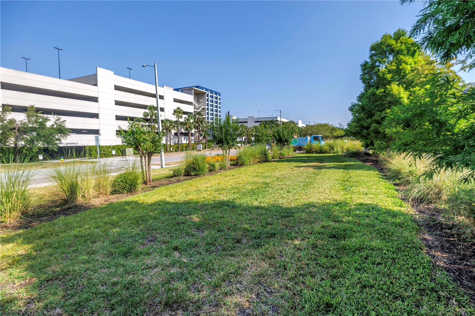 Listing photo id 55 for 2511 Grady Avenue 41