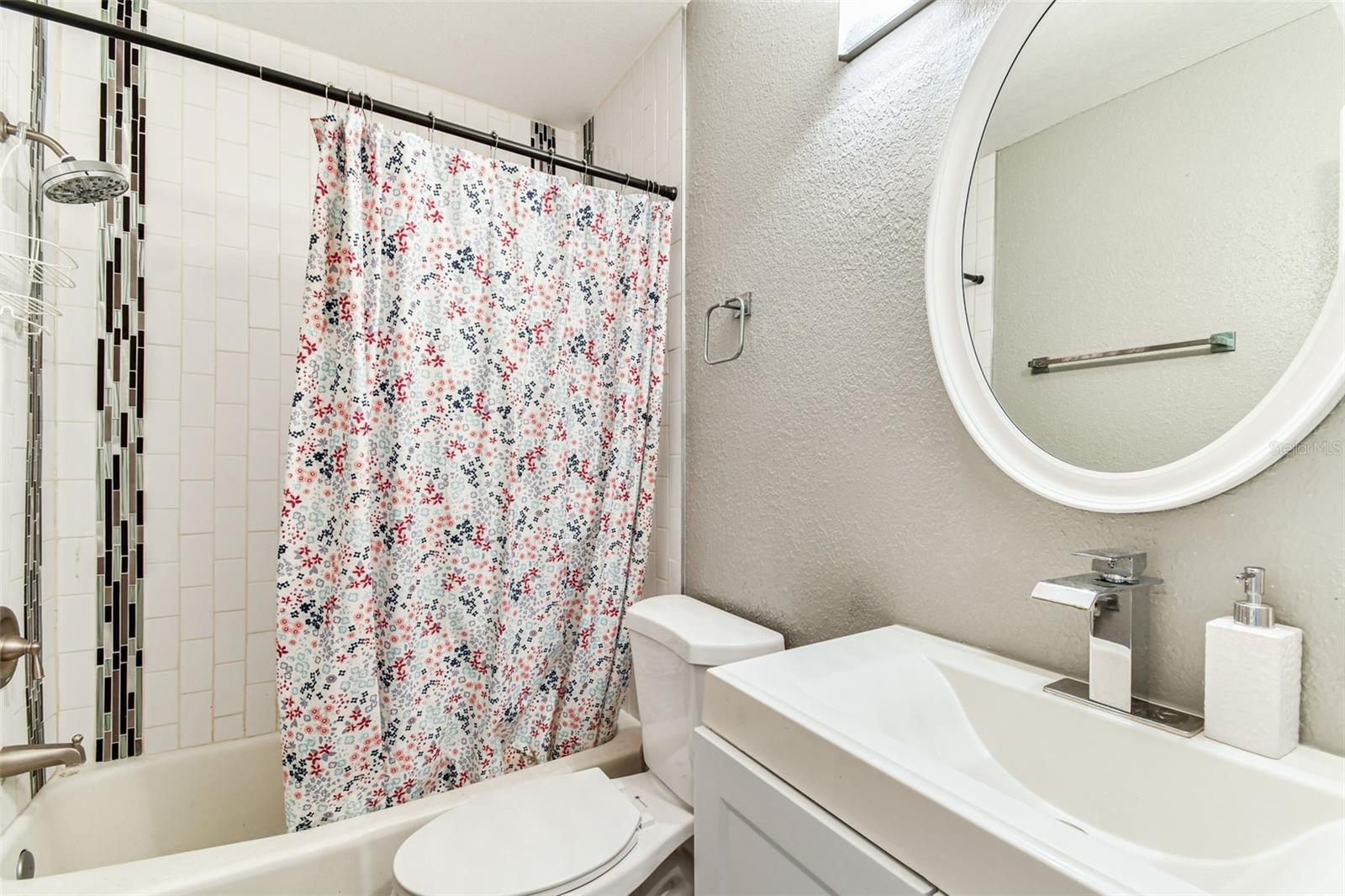 Listing photo id 16 for 4465 56th Avenue N