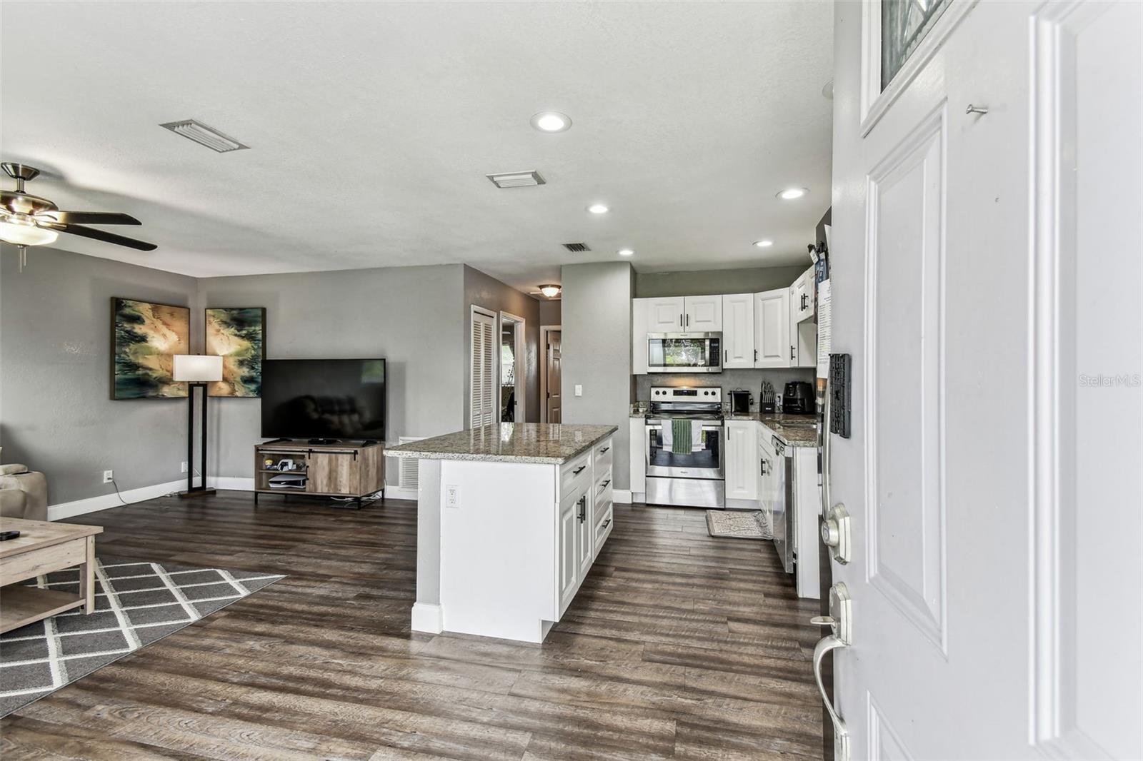 Listing photo id 1 for 4465 56th Avenue N
