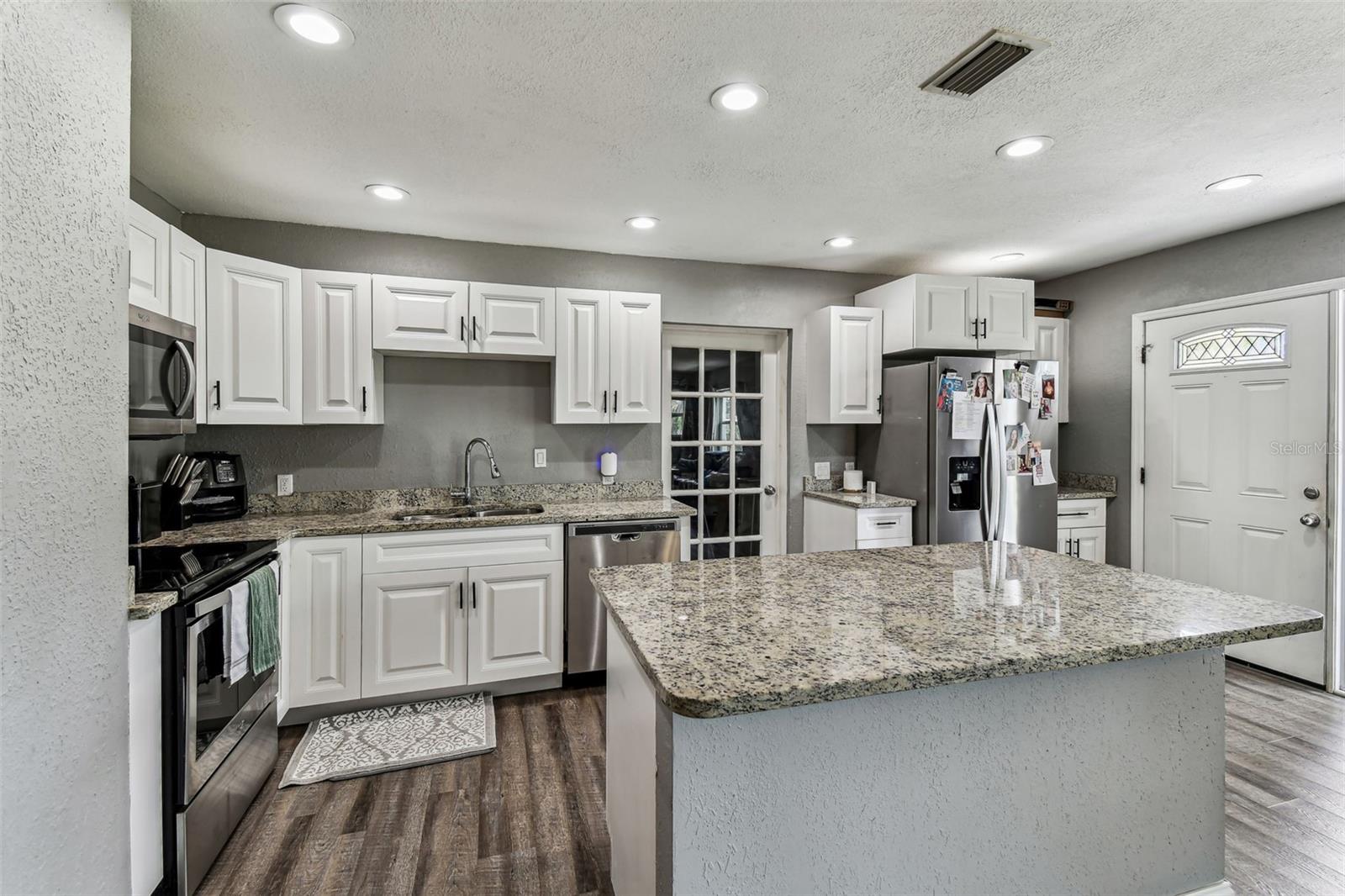 Listing photo id 2 for 4465 56th Avenue N