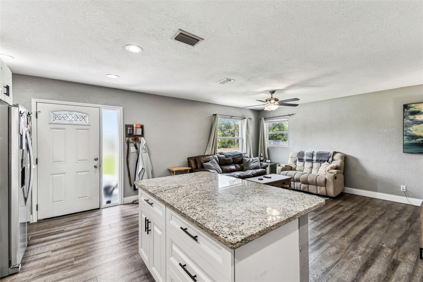 Listing photo id 3 for 4465 56th Avenue N