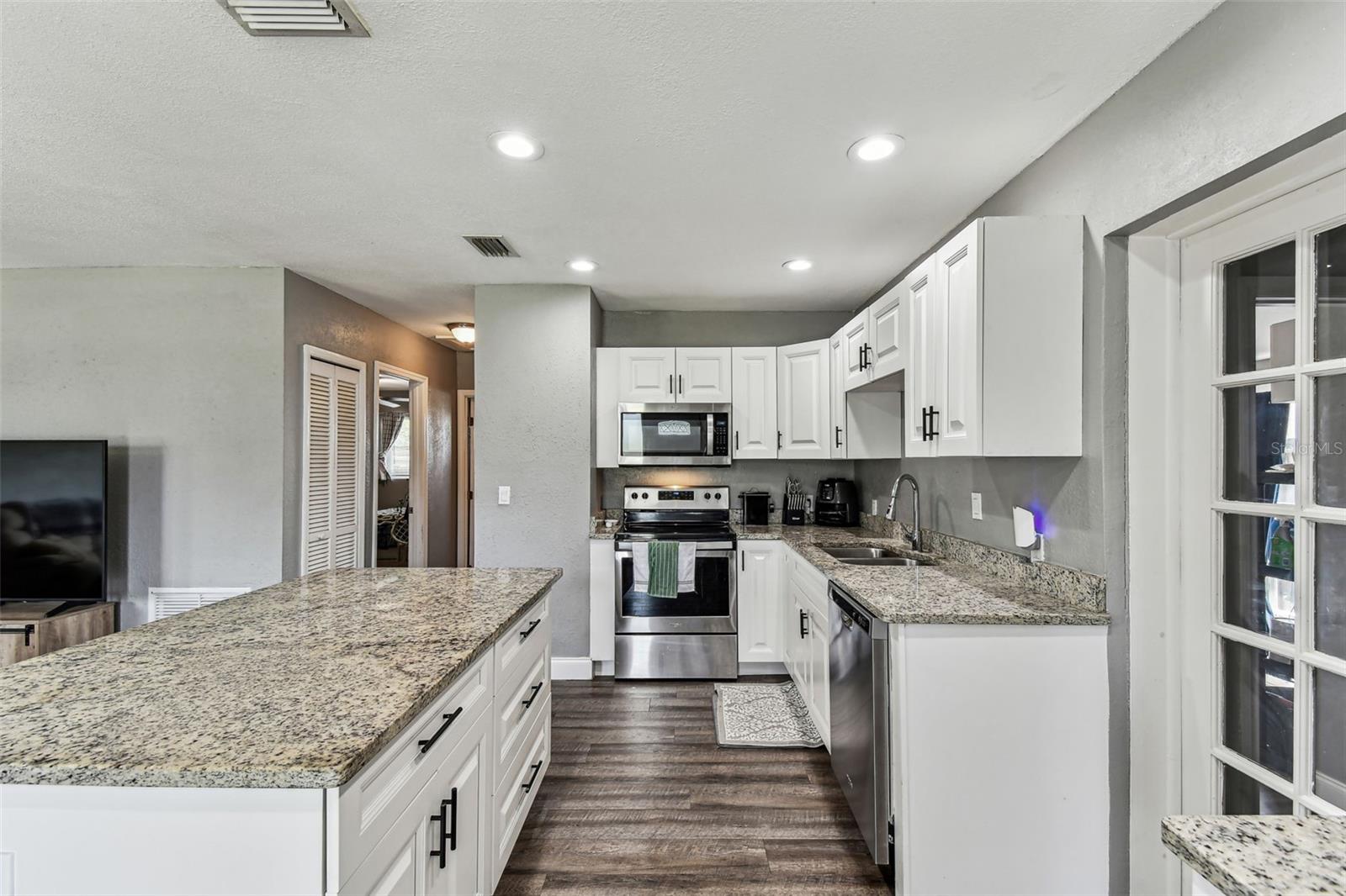 Listing photo id 4 for 4465 56th Avenue N