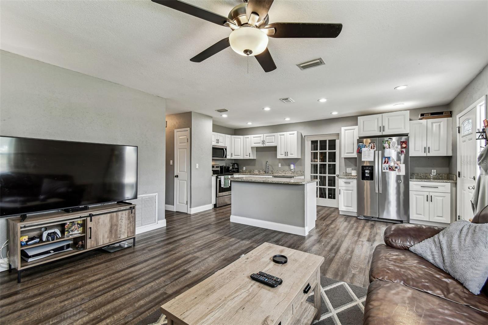 Listing photo id 5 for 4465 56th Avenue N