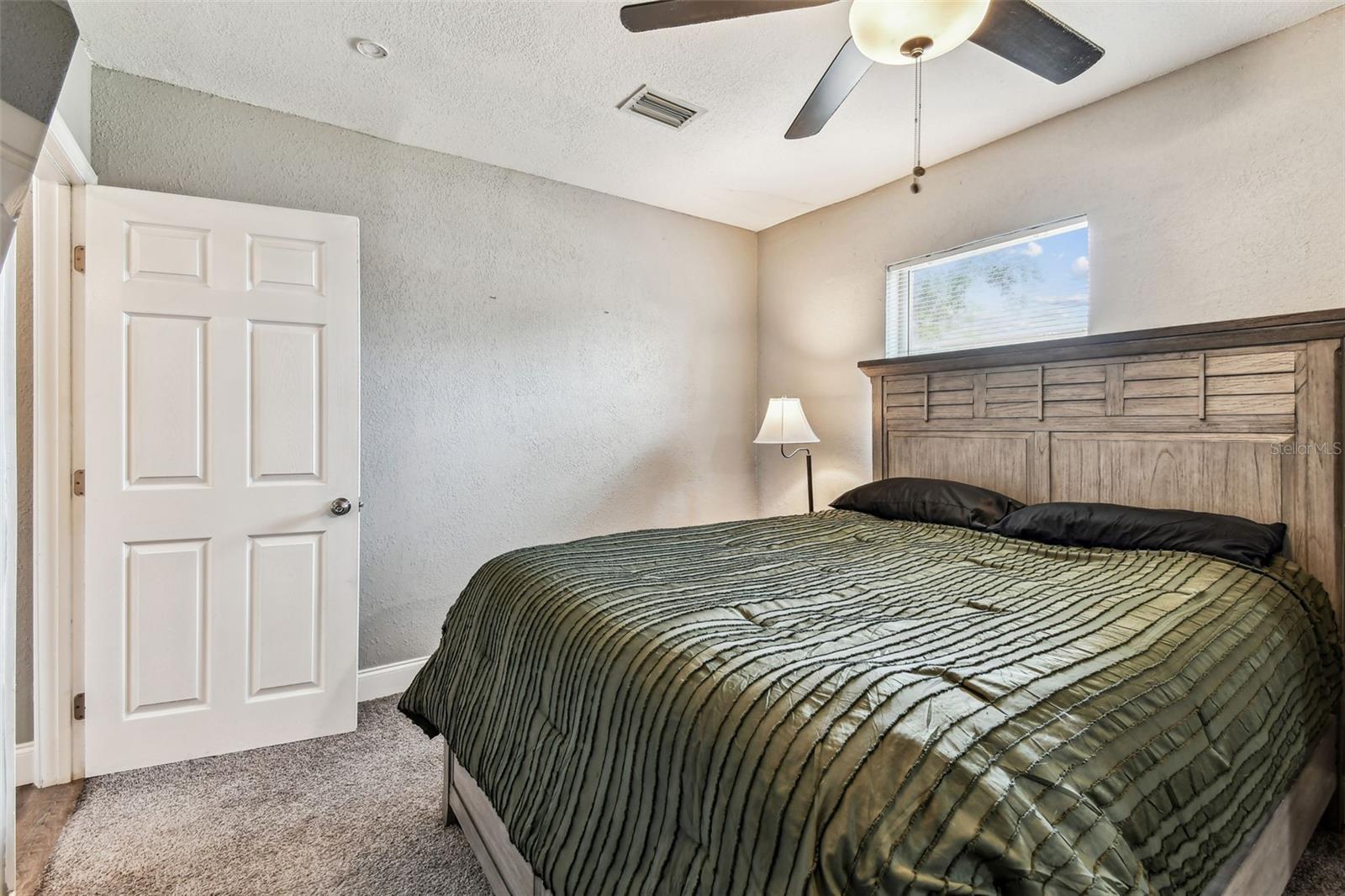 Listing photo id 7 for 4465 56th Avenue N
