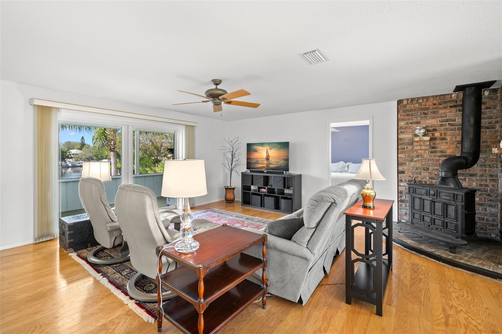 Listing photo id 8 for 261 Kentucky Avenue