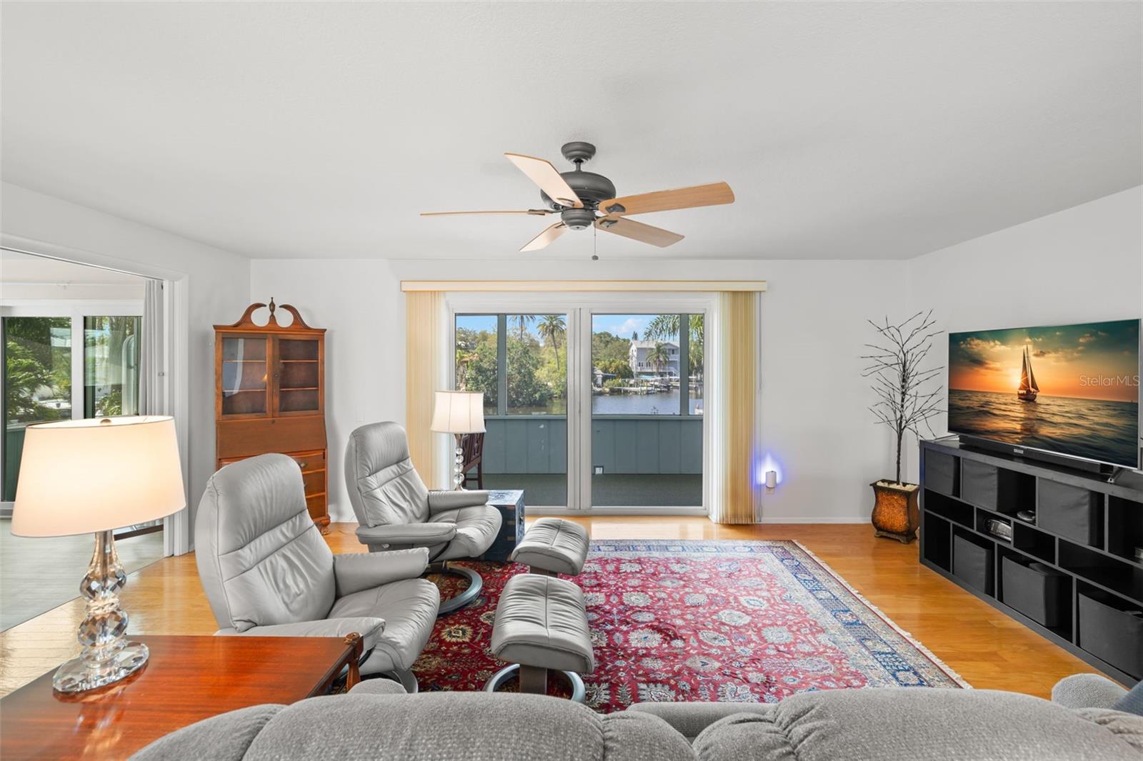 Listing photo id 9 for 261 Kentucky Avenue