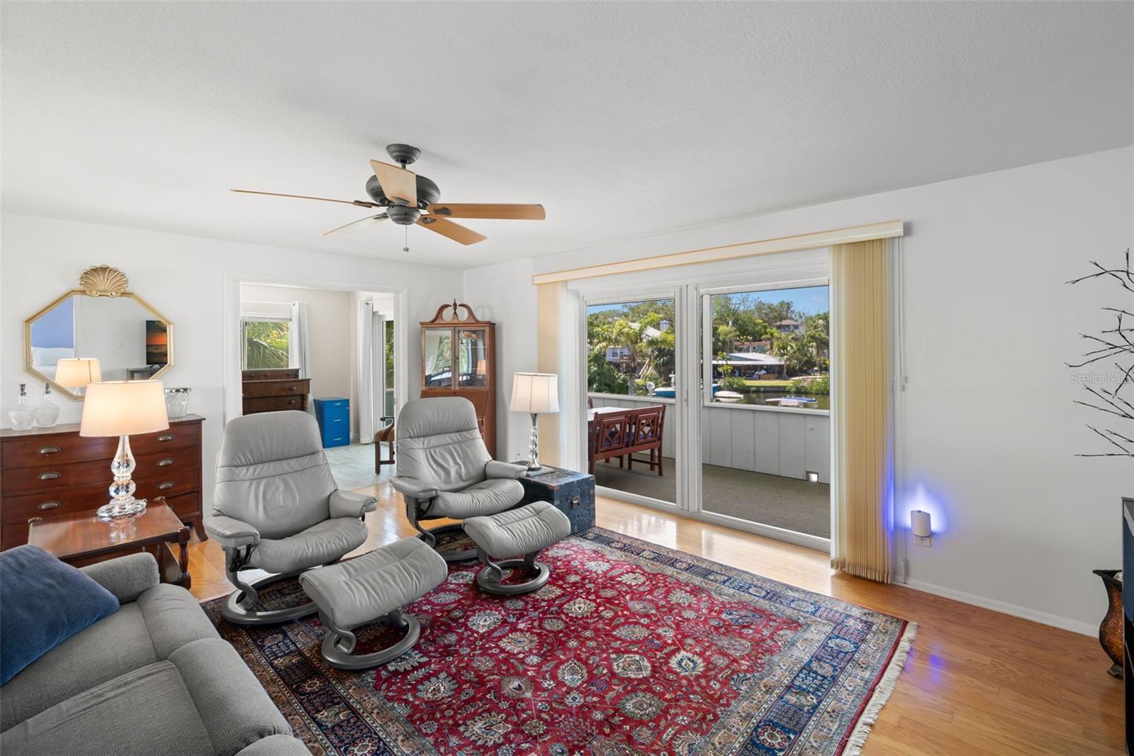 Listing photo id 10 for 261 Kentucky Avenue