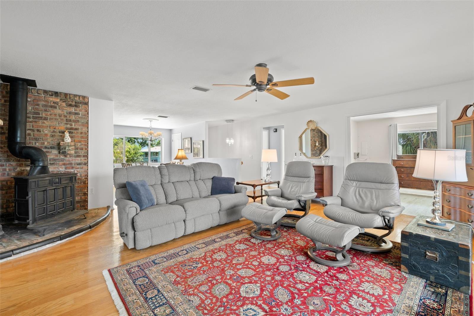 Listing photo id 11 for 261 Kentucky Avenue