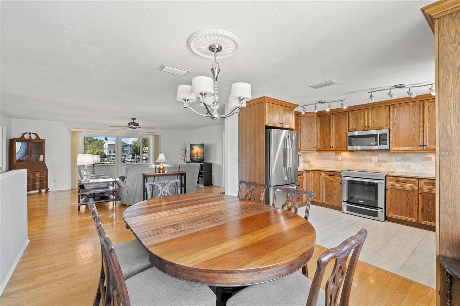 Listing photo id 13 for 261 Kentucky Avenue