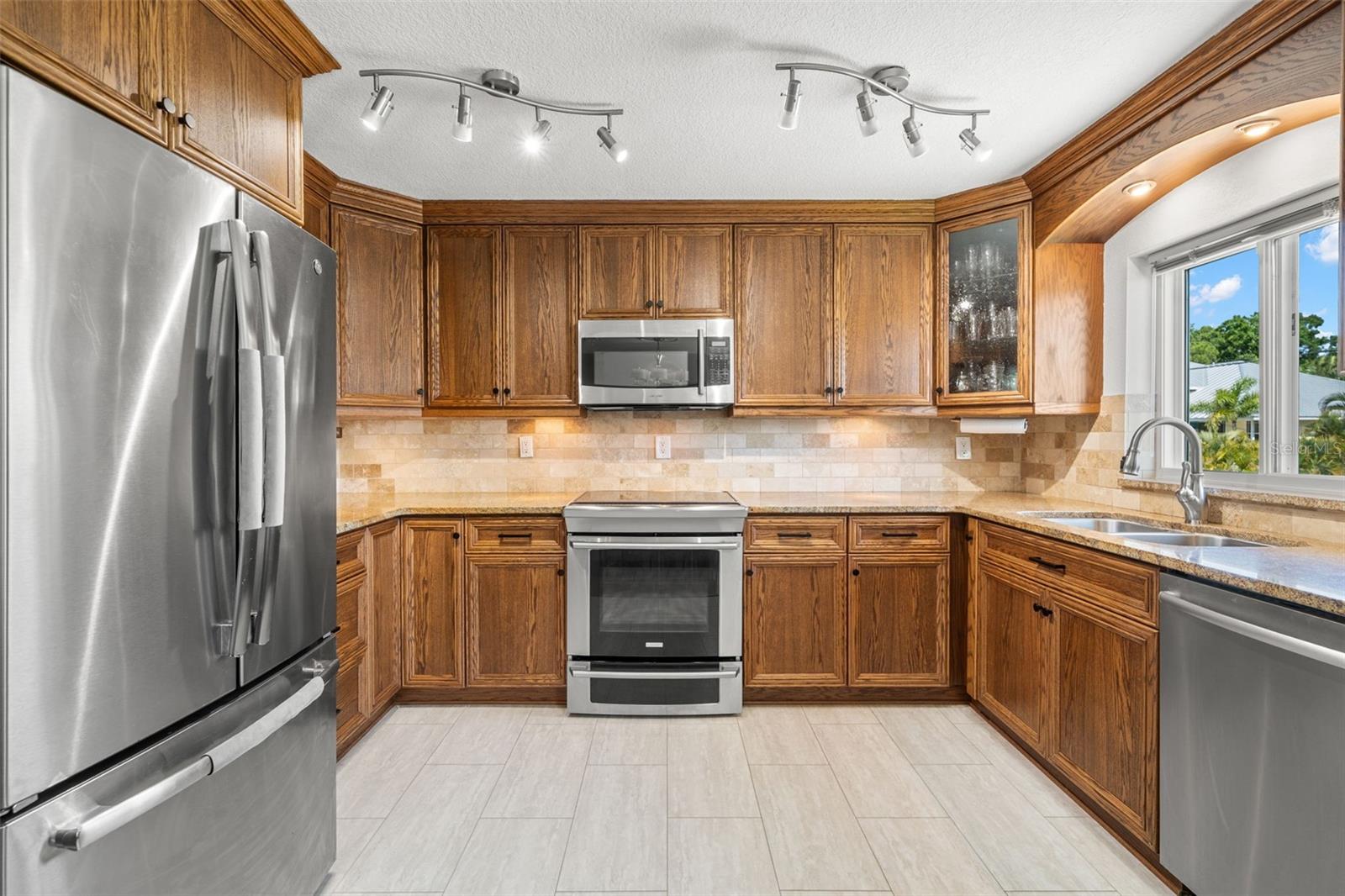 Listing photo id 14 for 261 Kentucky Avenue