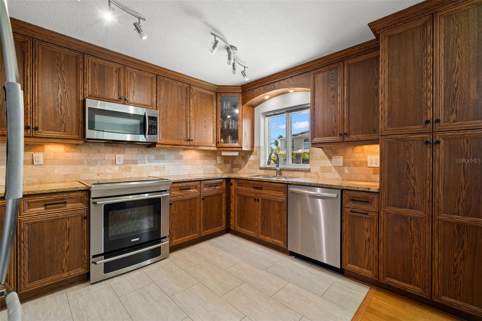 Listing photo id 15 for 261 Kentucky Avenue