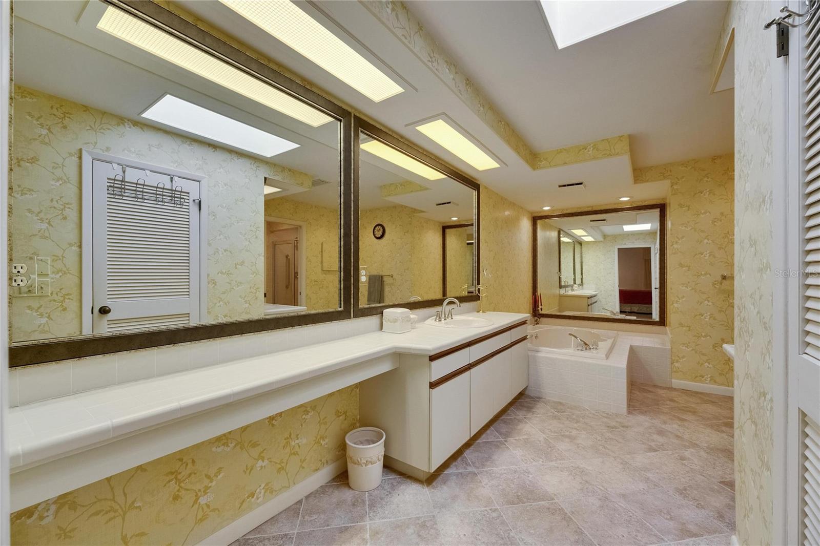 Listing photo id 15 for 29903 Baywood Lane