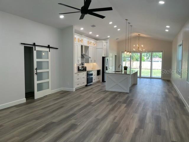 Listing photo id 11 for 7635 55th Street N