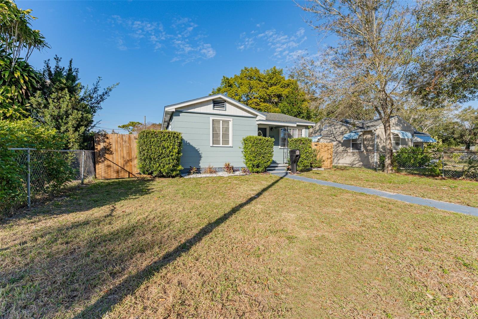 Image 3 of 43 For 2035 29th Avenue N