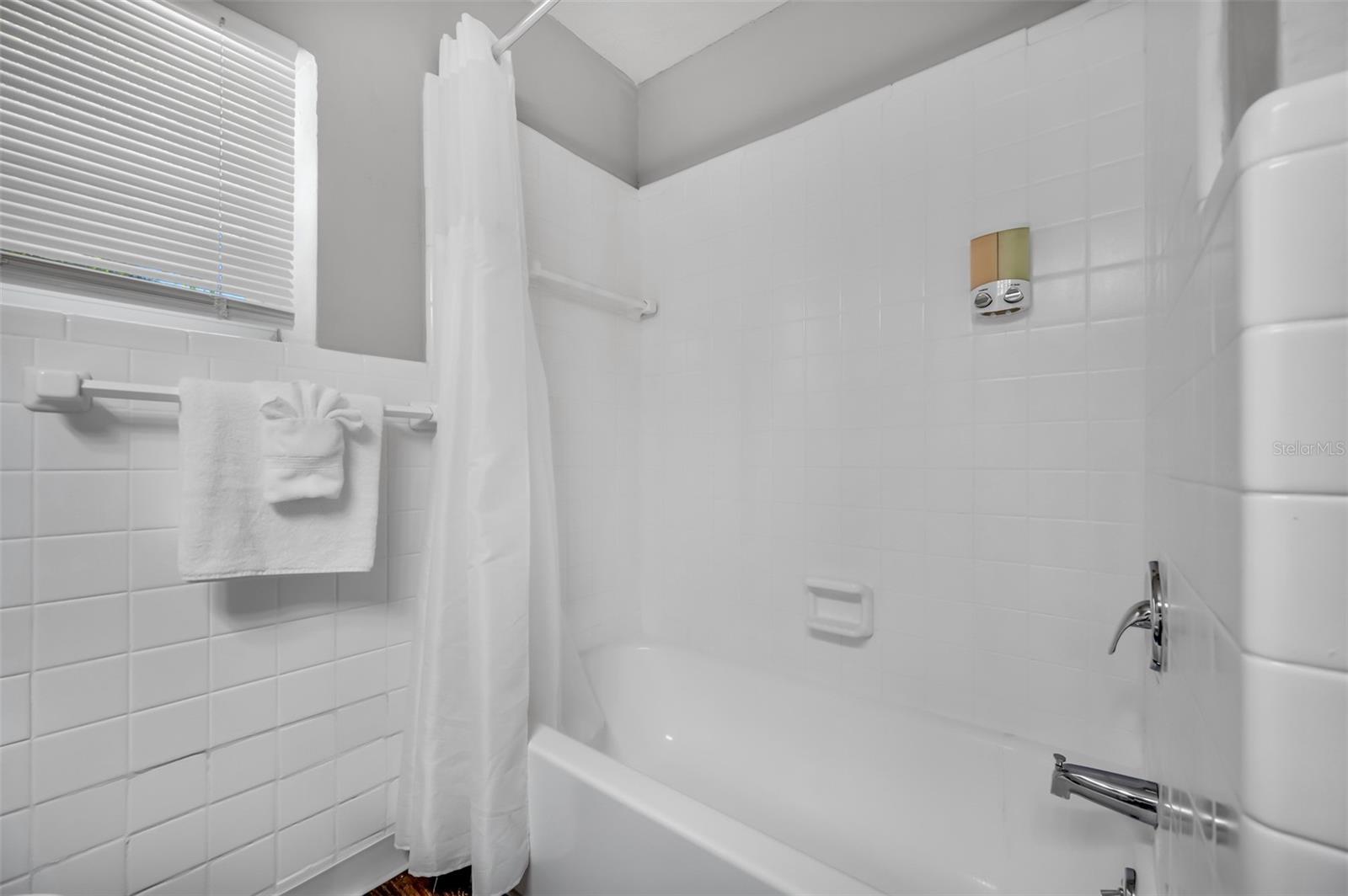 Image 11 of 18 For 1003 Columbus Drive