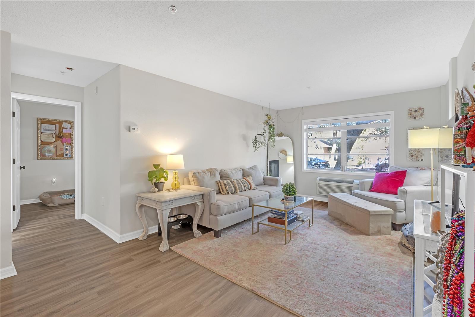 Image 11 of 20 For 406 Azeele Street 103