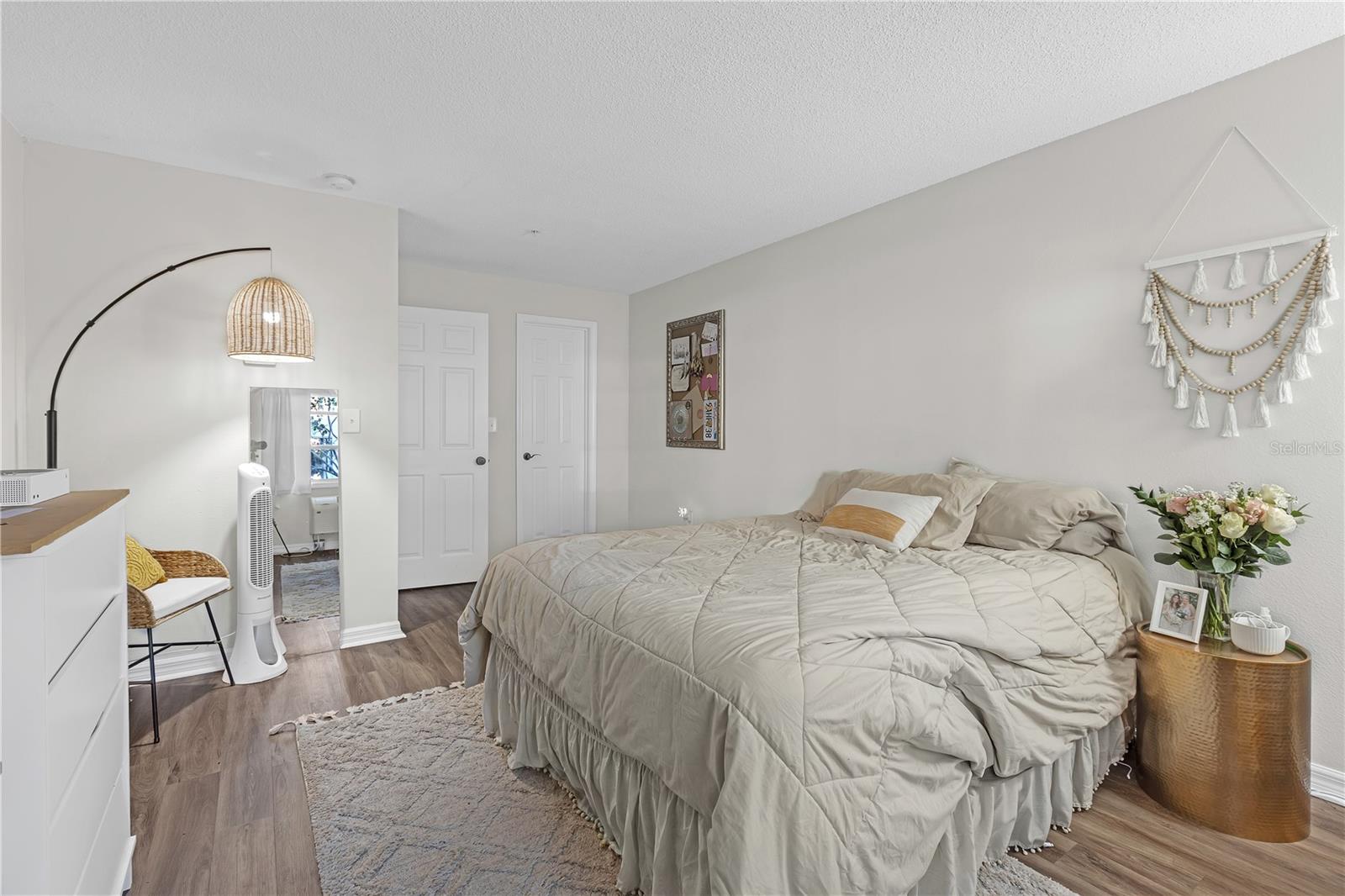 Image 16 of 20 For 406 Azeele Street 103