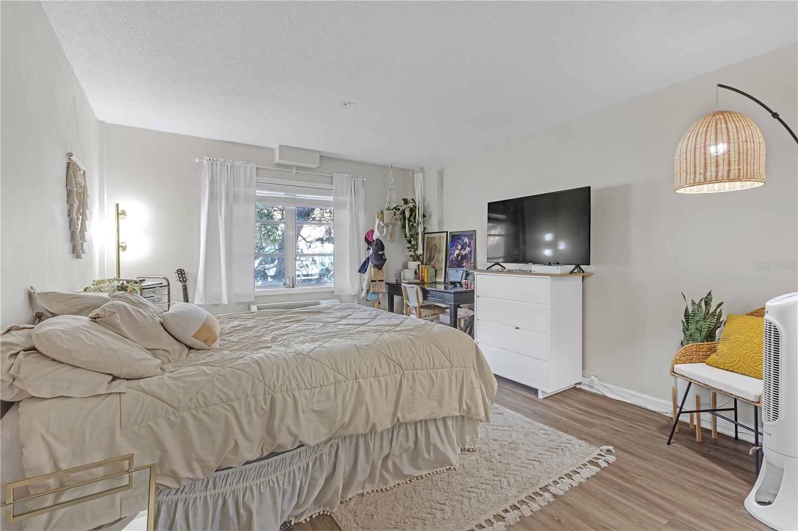 Image 17 of 20 For 406 Azeele Street 103